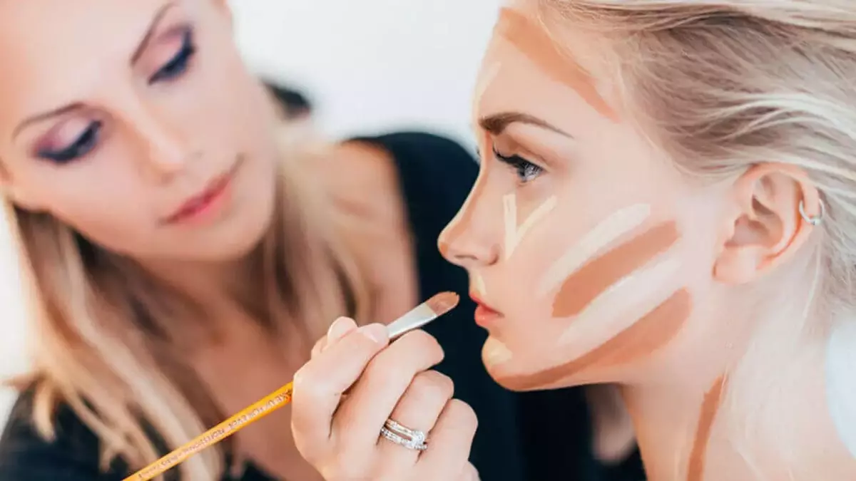 Exploring Beauty Courses: A Glittering Career in the Cosmetics Industry