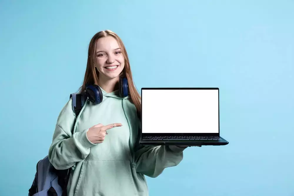 Some Online Business Administration & Management Programs Are Sending Out Laptops