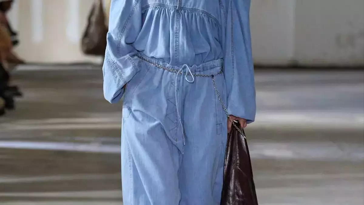 Drawstring Jeans: The Unconventional Comfort Trend Taking Over Fashion