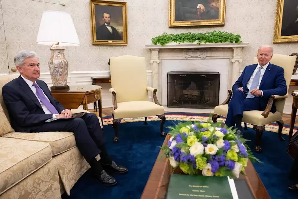 Jerome Powell's Eight-Year Federal Reserve Tenure: Key Economic Decisions and Political Challenges