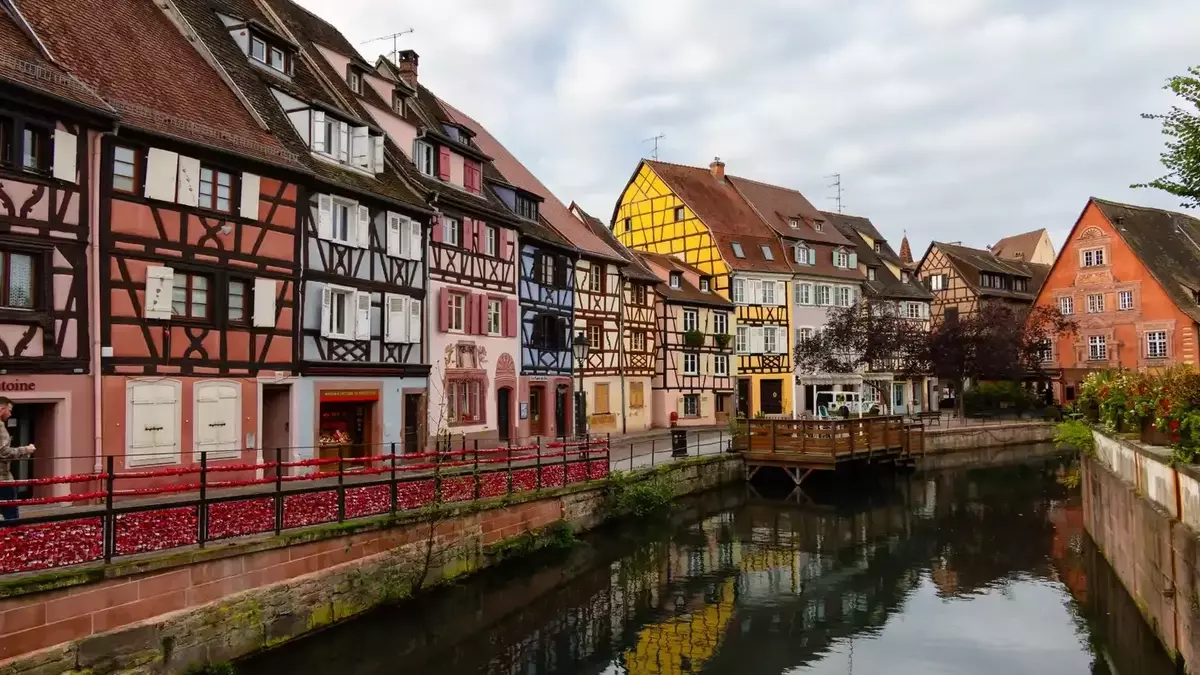Top Countries for Expat Living with Pleasant Climates
