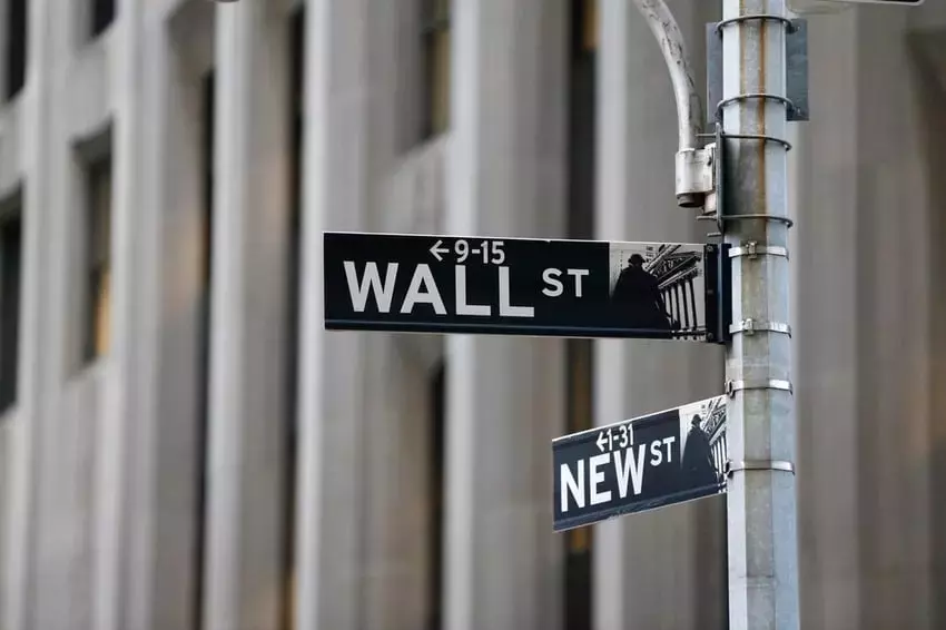 Stock Market Experiences Decline Amidst Geopolitical Tensions and Corporate Performance