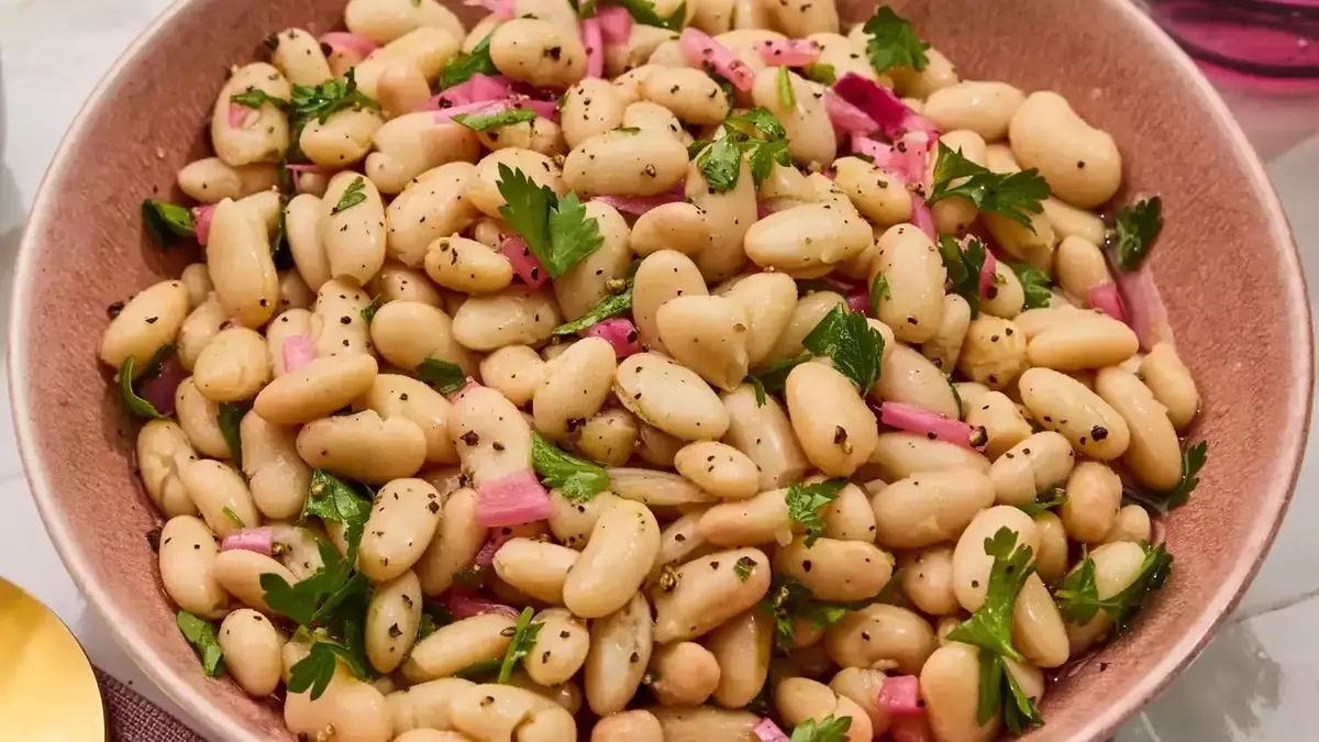 Effortless Three-Ingredient Bean Salad: Your Quick and Fiber-Rich Lunch Solution