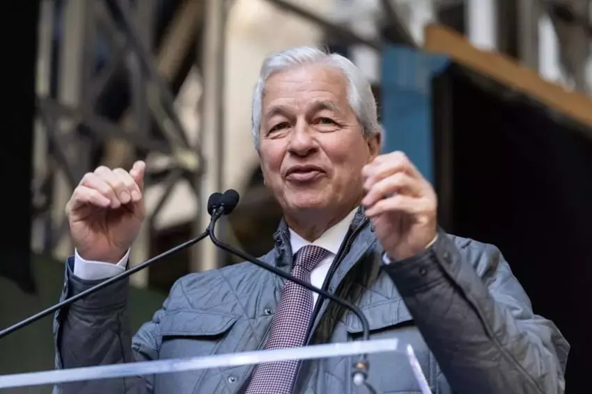 Jamie Dimon's Market Caution: Echoes of Past Crashes and Economic Risks