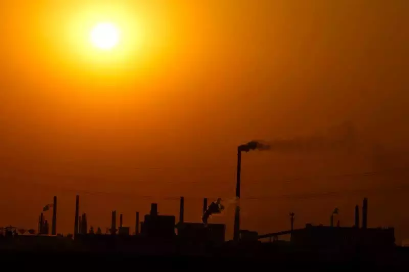 Global Manufacturing Faces Challenges Amidst Geopolitical Tensions