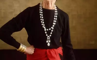 The Enduring Allure and Modern Reinterpretation of Silk Scarves in Fashion