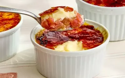 Strawberry Rhubarb and Vanilla Custard: A Seasonal Delight