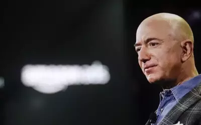 Bernie Sanders Criticizes Jeff Bezos' Wealth and Amazon's Automation Strategy