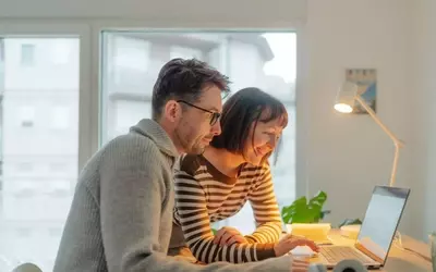Achieving a Net Worth of $500,000 by Age 40: Reality vs. Social Media Narratives