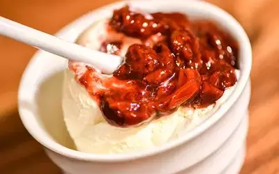 Crafting the Perfect Strawberry Balsamic Reduction