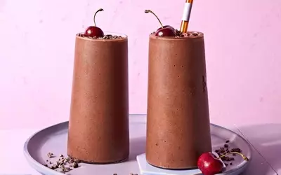 Indulge in a 5-Minute Chocolate-Cherry Smoothie: A Black Forest Cake Experience