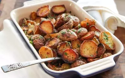 Achieving Ultra-Crispy New Potatoes with Garlic, Herbs, and Lemon