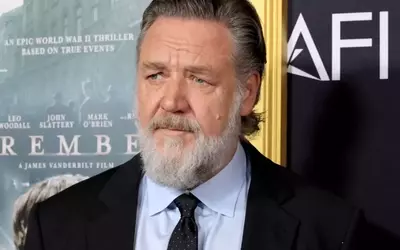 Russell Crowe's Firm Stance on Fan Etiquette in Paris