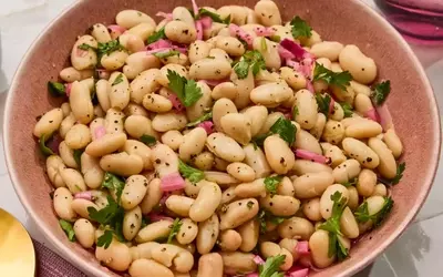 Effortless Three-Ingredient Bean Salad: Your Quick and Fiber-Rich Lunch Solution
