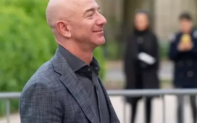 Bezos Vows Lunar Return After Rocket Mishap, Backed by NASA