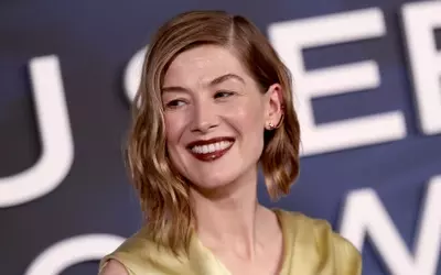 Rosamund Pike Confronts Audience Member for Texting During West End Performance