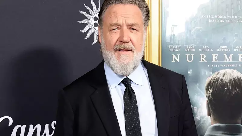 Russell Crowe Addresses Autograph Incident in Paris