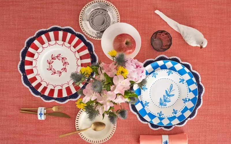 Trasforma i tuoi Piatti Bianchi in Opere d'Arte con i Pennarelli in Stile Vintage