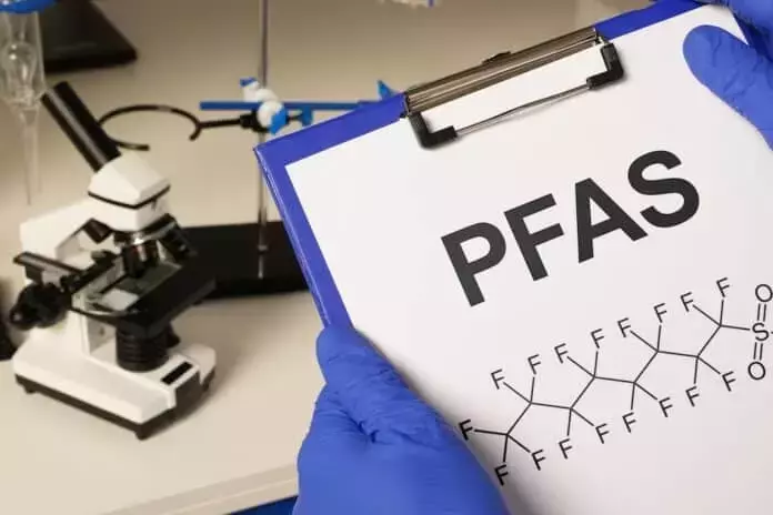 Scienziati si oppongono a una ridefinizione restrittiva dei PFAS, temendo favoritismi per l'industria