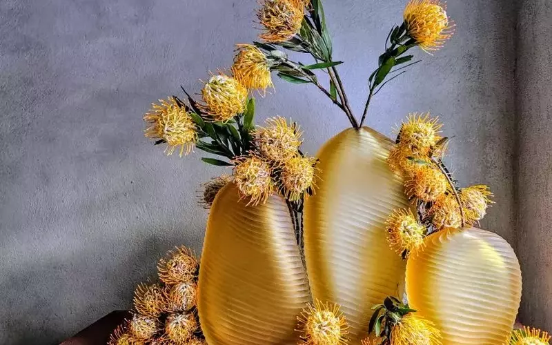 I maestri fioristi reinterpretano l'arte del centrotavola: da composizioni organiche a strutture decostruite, ispirandosi anche ad Halloween