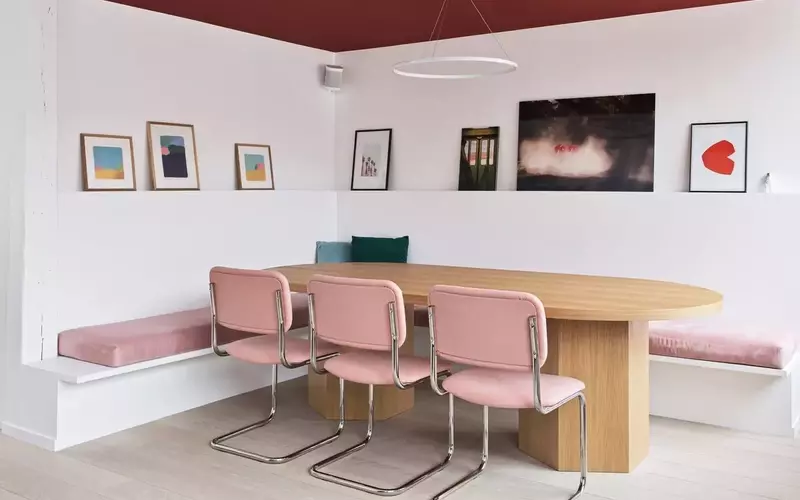 Armonia Cromo-Materica: L'Incontro Sofisticato tra Legno e Rosa nell'Arredamento Domestico