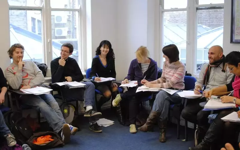 French Classes Near Me: Learning Formats, Core Content, and Educational Context