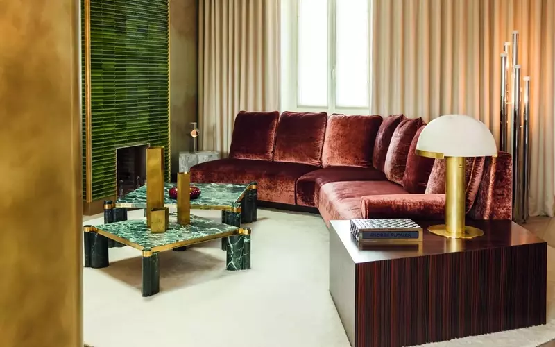 Eleganza Sensoriale: Il Dialogo tra Velluto e Metallo nell'Arredo Moderno
