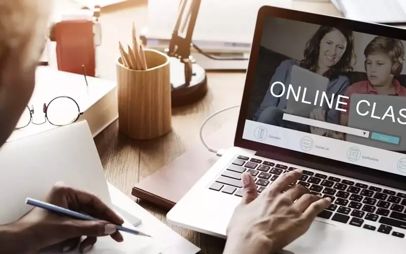 Online English Courses: A Neutral Scientific Overview