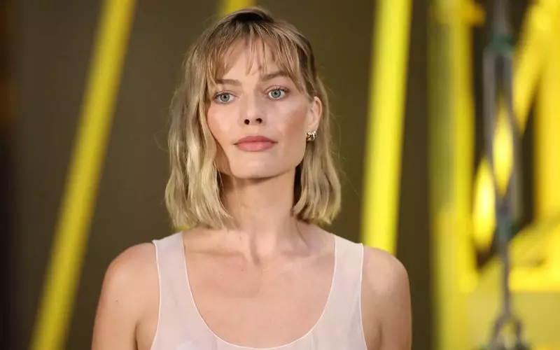 Margot Robbie Debuts a Chic New Haircut at Paris Fashion Week