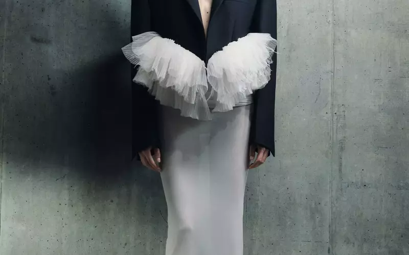 David Koma's Fall 2026 Collection: The Harmonious Duality of Fragility and Strength