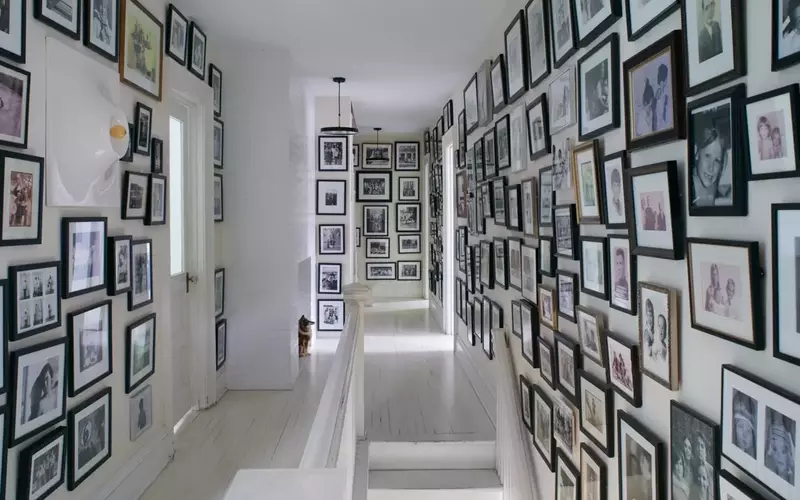 L'arte di esporre ricordi: soluzioni creative per le gallerie fotografiche domestiche