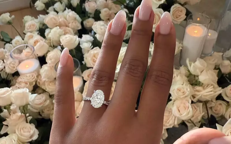 The Allure of Oval Engagement Rings: A Comprehensive Guide