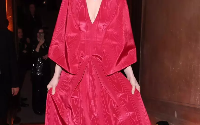 Anne Hathaway Shines at Bvlgari Gala, Echoing 'The Devil Wears Prada 2' Glamour