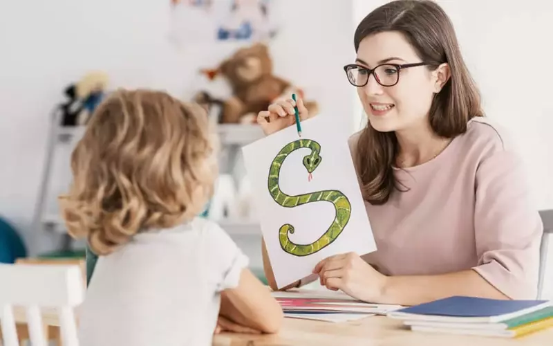 Spoken Language Training — Linguistic Foundations, Cognitive Mechanisms, and Communication Context