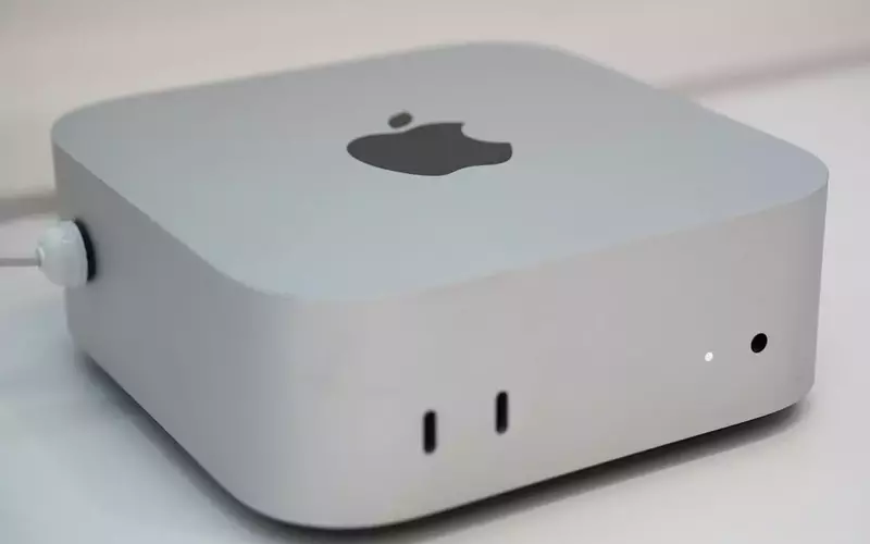 Apple's iPhone Sales Bolster Stock Amidst Supply Chain Challenges