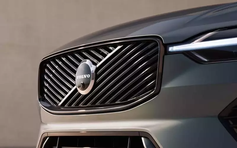 Volvo XC60 Set for Major Electrified Powertrain and Design Refresh