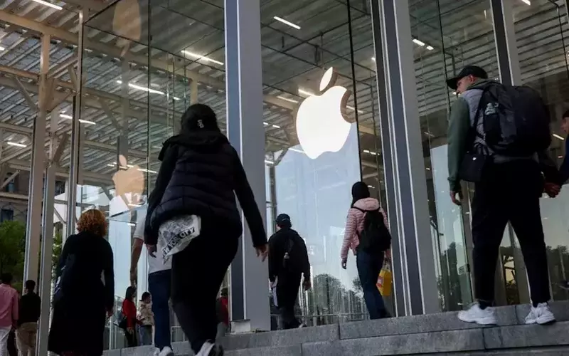 Apple's Strategic Retail Adjustments Amidst Evolving Mall Landscape