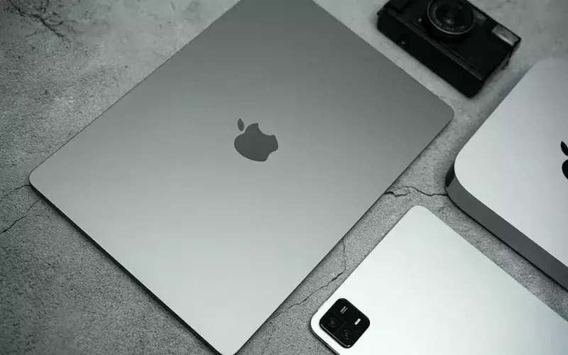 Jim Cramer's View on Apple's Market Position and AI Strategy