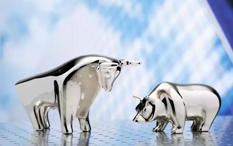 Navigating Market Volatility: Strategic Investment in Uncertain Times