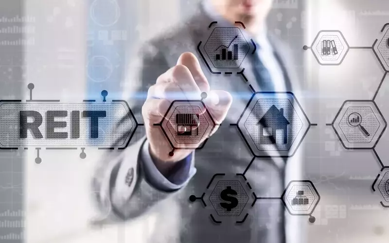 Realty Income's Valuation Amidst Rising Interest Rates: A Grahamian Perspective