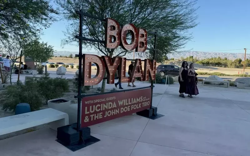 Bob Dylan's Enigmatic Desert Performance: A Review