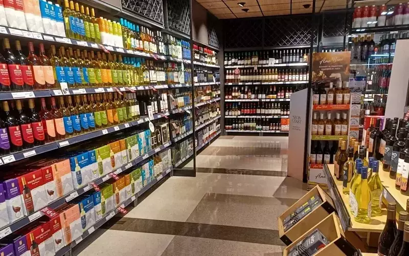 Canadian Retail Sector Navigates Divergent Trends in April