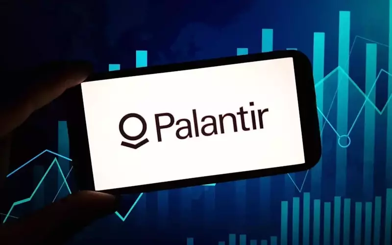 Palantir's Stock Underperforms Amidst European Contract Setbacks, Diverging from Software Peers