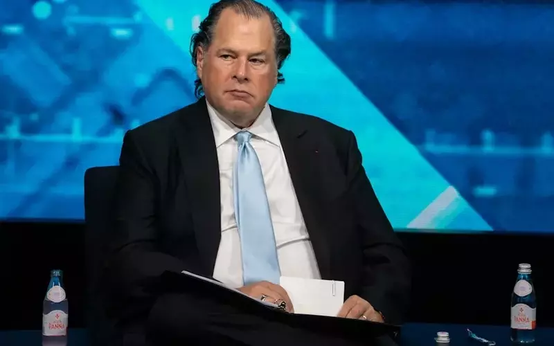 Salesforce Shares Face Significant Headwinds Amidst Market Skepticism on AI Integration and Acquisition Strategy