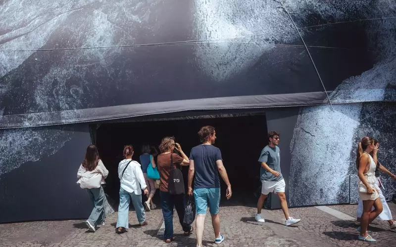 Pont Neuf Transformed into "La Caverne du Pont Neuf"