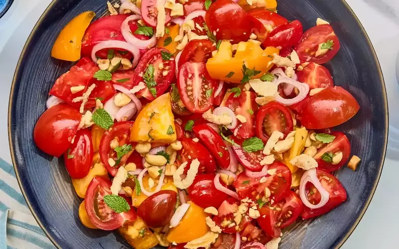 Crispy Tomato Salad: A Delightful Blend of Flavors and Textures