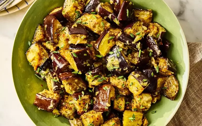 Garlicky Roasted Eggplant: A Flavorful and Healthy Side Dish