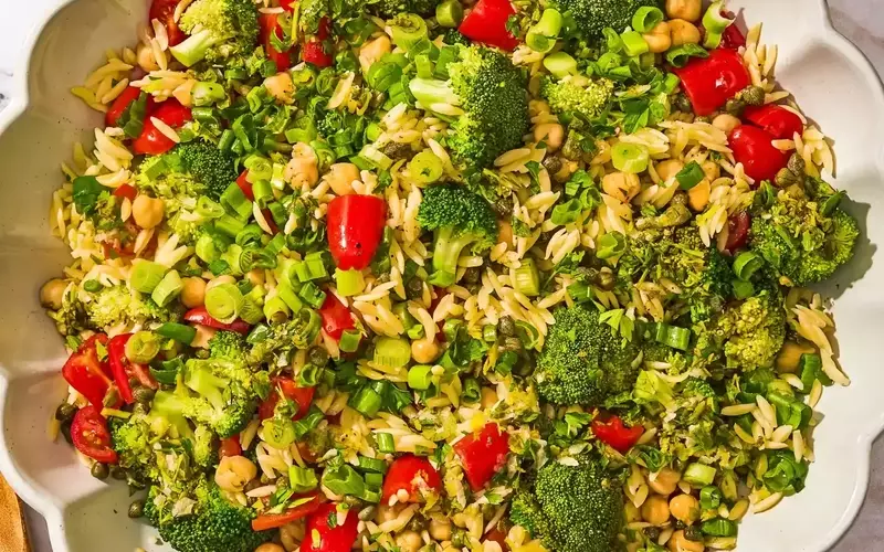 Refreshing Orzo Salad with Broccoli and Chickpeas: A Quick and Healthy Meal