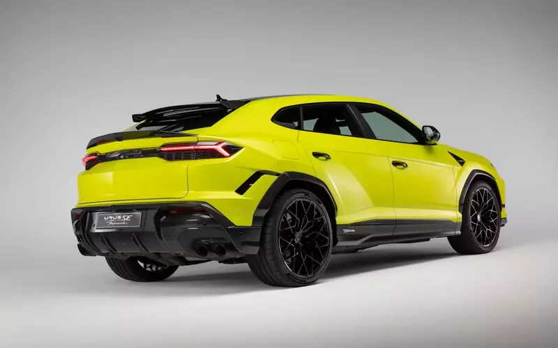Lamborghini Unveils the Electrifying Urus SE Performante