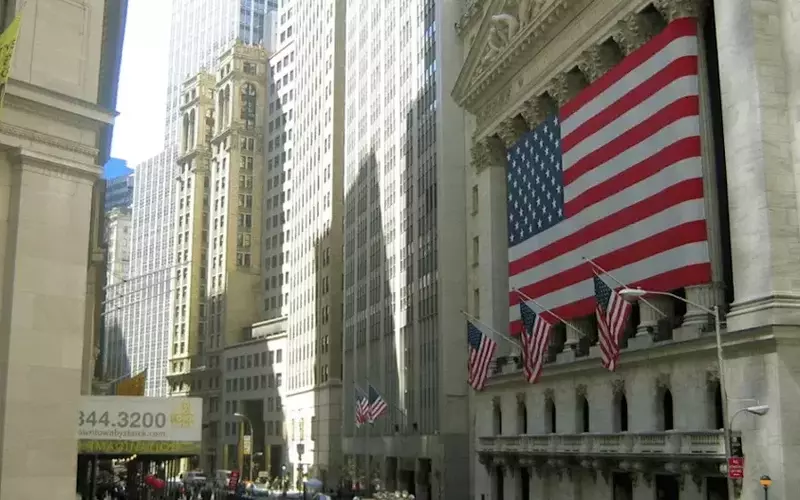 US Futures Dip Amidst Fed Remarks and Economic Data Ahead